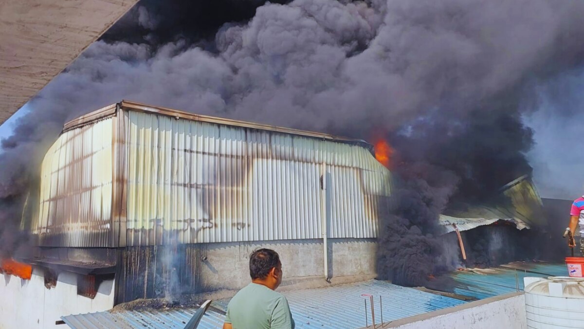 Fierce fire created panic in industrial area in Katni, people fled to save their lives