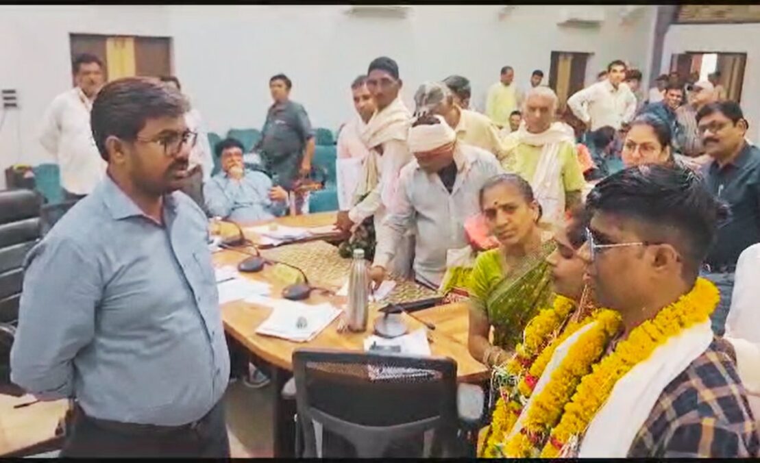 Khandwa news, Bride Groom, MP News, Blind Couple, Job Need 