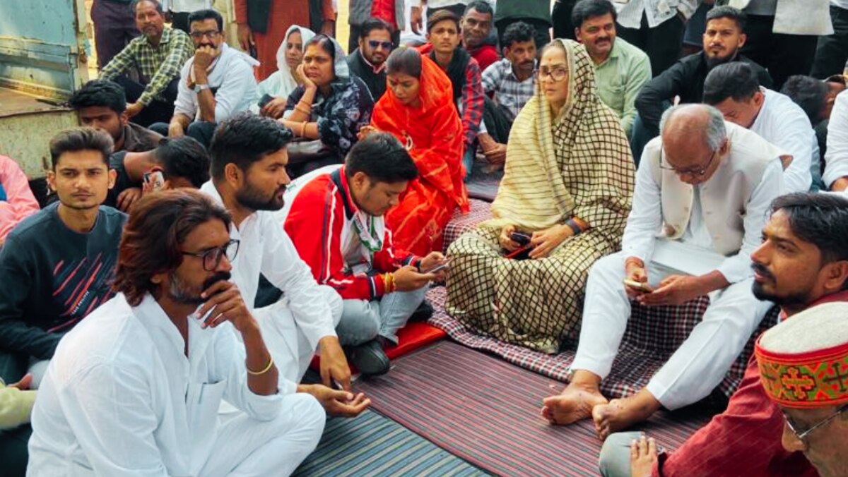 FIR filed 60 supporters Digvijay Singh MLA vikram singh Natiraja chaos in khjuraho police station