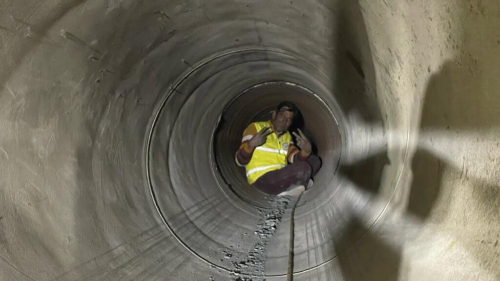 uttarkashi tunnel rescue live updates 41 trapped workers came out of the tunnel site rescue operation completed after 17 days