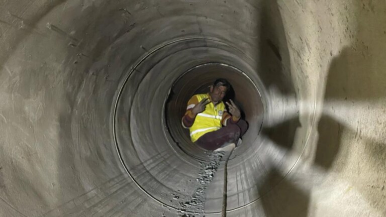 Uttarkashi Tunnel Rescue Live Updates: आनंदाची बातमी, मृत्यूवर मात करत बोगद्यात अडकलेले 41 कामगार आले बाहेर! uttarkashi tunnel rescue live updates 41 trapped workers came out of the tunnel site rescue operation completed after 17 days