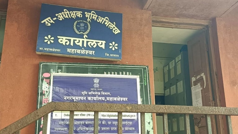 महाबळेश्वर: माजी नगरसेवकाकडून सरकारी कर्मचाऱ्याला बेदम मारहाण Mumbai Tak