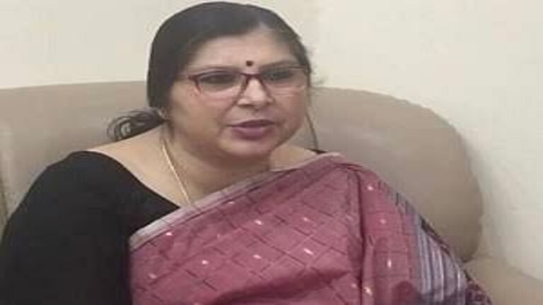 सॅनिटरी पॅडविषयीच्या प्रश्नावर महिला आयएएस अधिकाऱ्याचं वादग्रस्त उत्तर, नव्या वादाला तोंड फुटलं Mumbai Tak