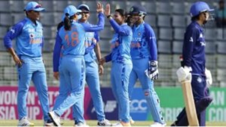 महिला क्रिकेट टीमचा ऐतिहासिक विजय; 36 धावांवर टीम केली ऑलआउट, 6 ओव्हरमध्ये संपवला सामना Mumbai Tak