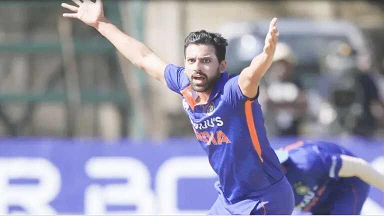 IND vs BAN Series : भारतीय क्रिकेटरला फ्लाईटमध्ये वाईट वागणूक; जेवन दिलं नाही, लगेजही हरवलं Mumbai Tak