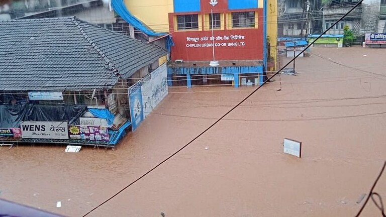 Maharashtra Rains 2021: Chiplun मध्ये  महाप्रलय, 2005 पेक्षाही भयानक महापूर Mumbai Tak