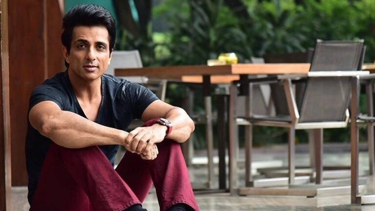 अभिनेता सोनू सूदच्या तीन शहरांतील घरांची IT कडून झाडाझडती Mumbai Tak