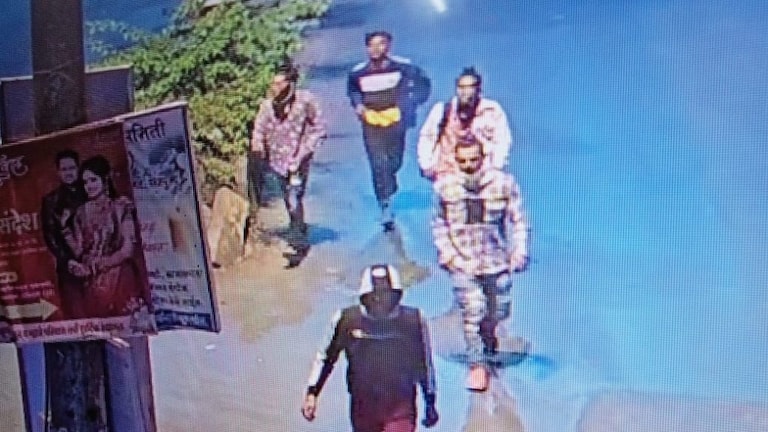 डोंबिवली: भर रस्त्यात गळ्यावर चाकू लावत बॅंक मॅनेजरला लुटलं, भुरटे चोर CCTV मध्ये कैद Mumbai Tak