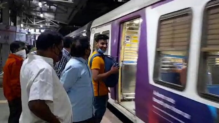 सर्वसामान्यांसाठी मुंबईची लाईफलाईन सुरु, सकाळी तुरळक गर्दी Mumbai Tak