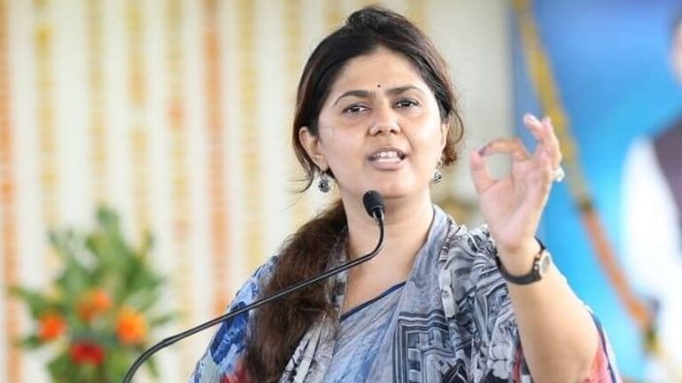 हात पसरून कुणाकडे पद मागावं असे आमचे संस्कार नाहीत, पंकजा मुंडे यांची नाराजी पुन्हा समोर Mumbai Tak