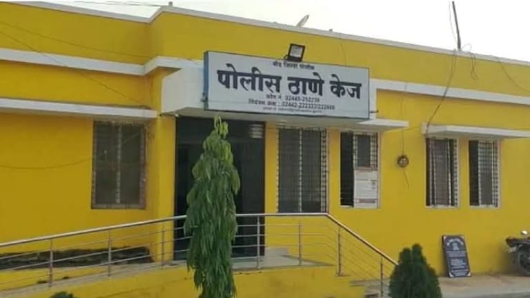 बीड: विस्कटलेल्या संसाराची घडी बसवण्यासाठी नगरसेविकेच्या पतिकडे गेली अन… Mumbai Tak
