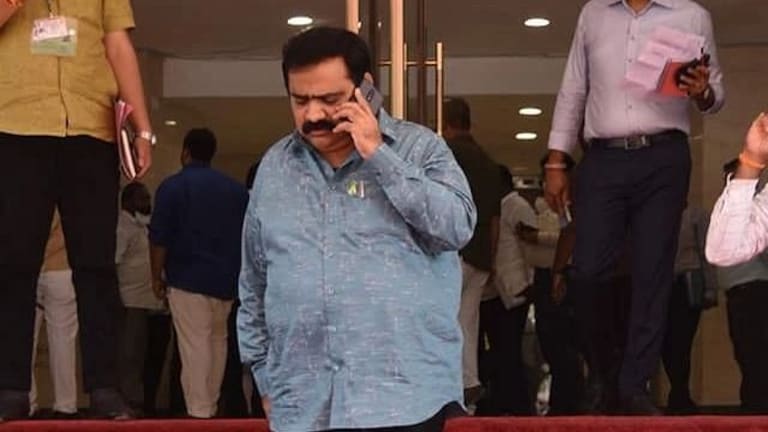 शिवसेनेला मोठा धक्का, निवडणूक आयोगाकडून सुहास कांदेंचं मत रद्द, मतमोजणी सुरु करण्याचे आदेश Mumbai Tak