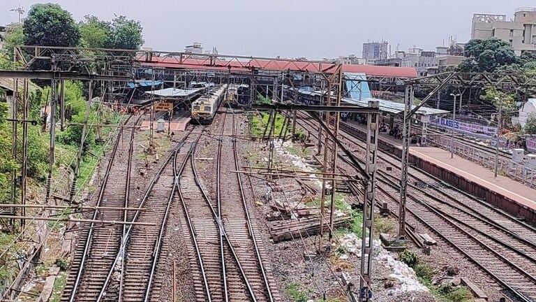 डोंबिवली हादरली, 18 वर्षाच्या दोन तरुणांची लोकल ट्रेनसमोर येऊन आत्महत्या Mumbai Tak