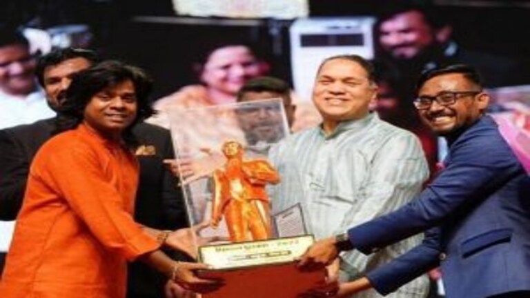 महाराष्ट्राची हास्यजत्रा फेम गौरव मोरेचा सन्मान थेट महाराष्ट्राच्या गृहमंत्र्यांकडून, खरंच मी याच्या लायक आहे… Mumbai Tak