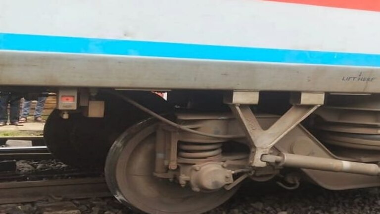 इंदोर-दौंड एक्सप्रेसचे दोन डबे लोणावळ्याजवळ घसरले! Mumbai Tak