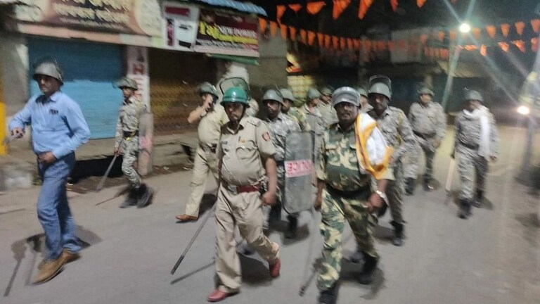 अमरावती: झेंडा काढल्याच्या वादावरुन दोन गटात तुफान दगडफेक, संचारबंदी लागू Mumbai Tak