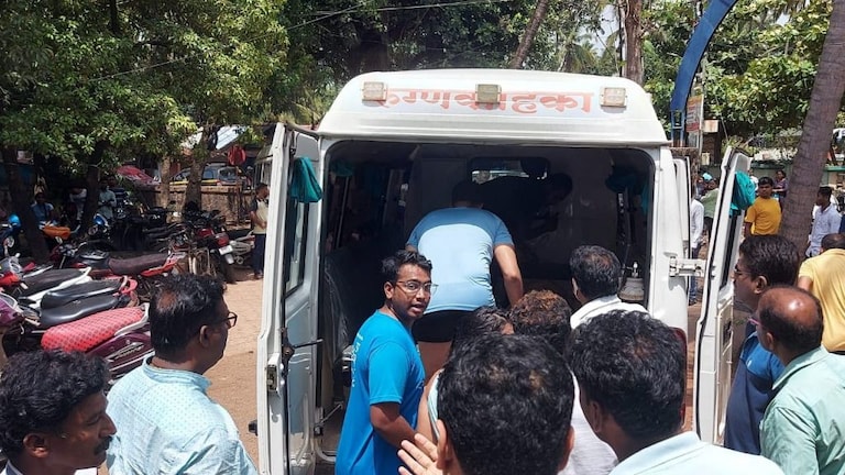 Sindhudurga: मालवण हादरलं, तारकर्ली समुद्रात 20 पर्यटकांसह बोट बुडाली, दोघांचा मृत्यू Mumbai Tak