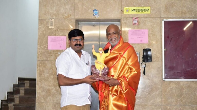 अखेर विनोद कांबळीला मिळाली नोकरी, आर्थिक अडचणीत असलेल्या खेळाडूला मराठी उद्योजकाचा मदतीचा हात Mumbai Tak