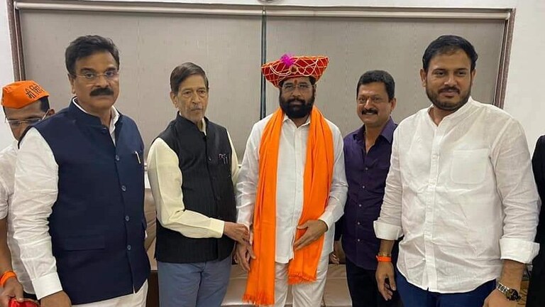 एकनाथ शिंदेंच्या धावत्या भेटीत युवासेनेला धक्का, महाराष्ट्र सहसंघटक उद्या देणार राजीनामा Mumbai Tak