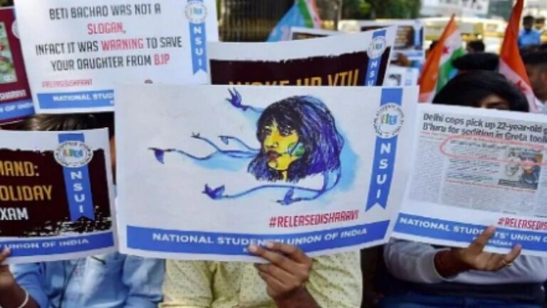 टूलकिट… मोठ्या-मोठ्या सत्ताधीशांना हादरे देणारं ऑनलाइन शस्त्र! Mumbai Tak