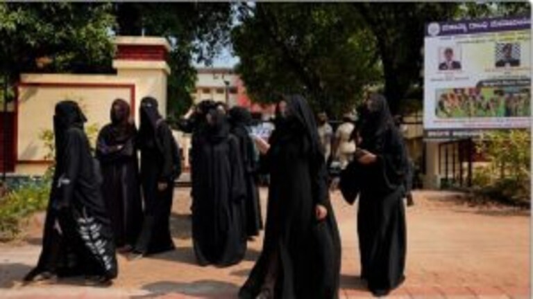 शाळेत हिजाब बंदी योग्य की अयोग्य? सुप्रीम कोर्टात फैसला; जाणून घ्या काय आहे प्रकरण Mumbai Tak