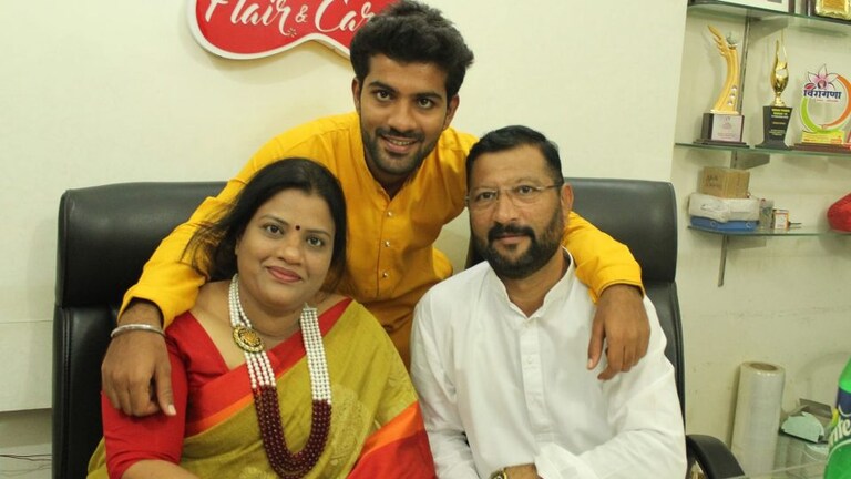 मोफत सॅनिटरी पॅड्स वाटणारी खान्देशातली ‘पॅड-वूमन’ Mumbai Tak