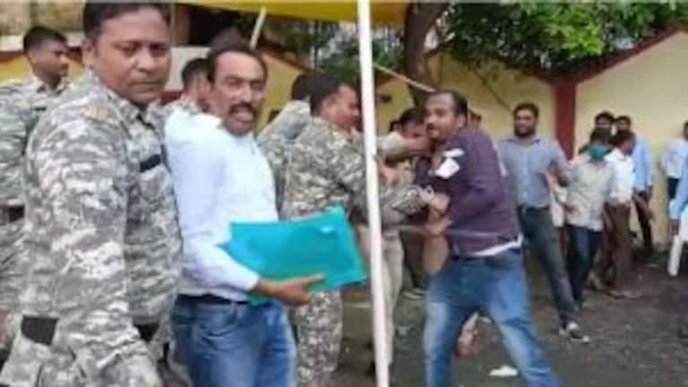 अमरावती : शिवाजी शिक्षण संस्थेच्या निवडणुकीला गालबोट; मतदान केंद्रावर कार्यकर्त्यांमध्ये राडा Mumbai Tak