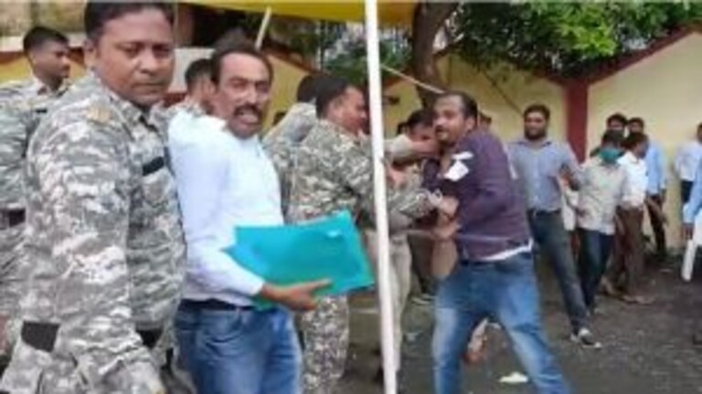 अमरावती : शिवाजी शिक्षण संस्थेच्या निवडणुकीला गालबोट; मतदान केंद्रावर कार्यकर्त्यांमध्ये राडा Mumbai Tak