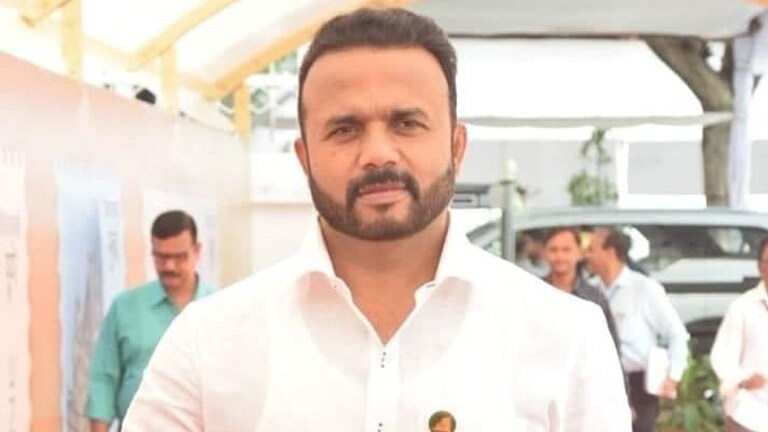 गाडी 30 फूट खाली कोसळली, धीर न सोडता MLA गोरेंनी कोणाला केला पहिला फोन? Mumbai Tak