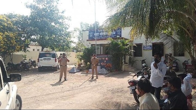 माढा: सरपंचावर रोखली पिस्तुल… वेळीच लॉक झाल्याने टळला अनर्थ! Mumbai Tak