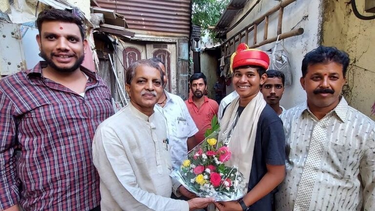 रात्रंदिवस काम केलं, कष्ट उपसले.. पण शिक्षण नाही सोडलं, 10वीच्या परीक्षेत 35 टक्के मिळवले! Mumbai Tak