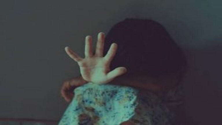 क्रूर अत्याचाराने उस्मानाबाद हादरलं! 6 वर्षाच्या चिमुकलीवर बलात्कार, गुप्तांगावर ब्लेडनं केले वार Mumbai Tak