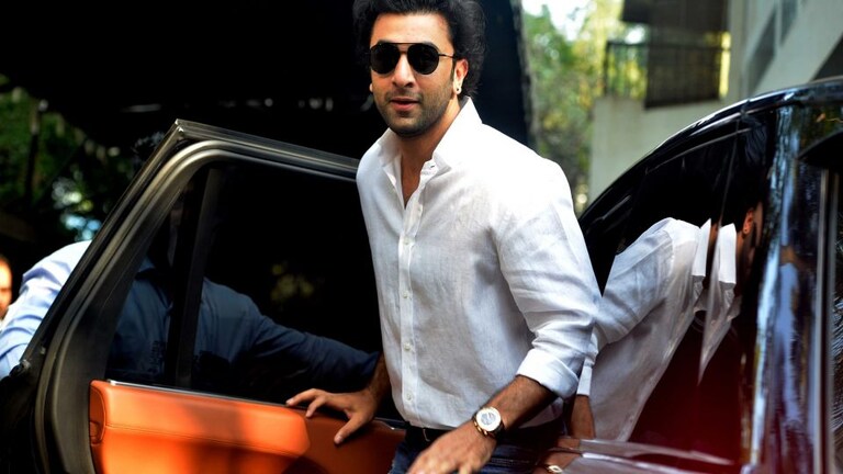 रणबीर कपूरच्या गाडीवर मुंबई पोलिसांची कारवाई Mumbai Tak
