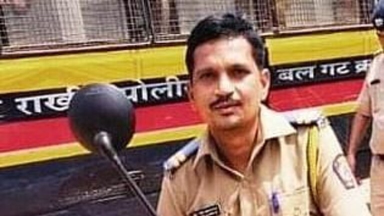 कल्याण: निलंबित पोलीस कर्मचाऱ्याने रेल्वेखाली उडी घेत केली आत्महत्या Mumbai Tak