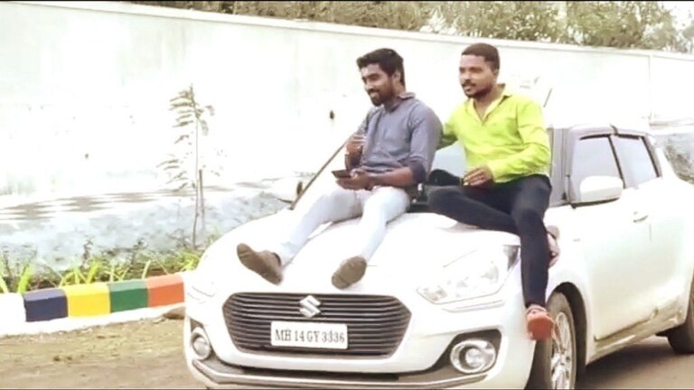 PUNE: चालू कारच्या बोनेटवर बसून घाटातून प्रवास, दोन तरुणांची जीवघेणी स्टंटबाजी Mumbai Tak