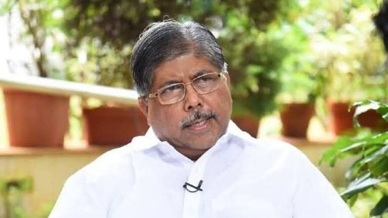 चंद्रकांत पाटील वादाच्या भोवऱ्यात; महापुरुषांवरील वक्तव्यानंतर विरोधकांनी घेरलं Mumbai Tak