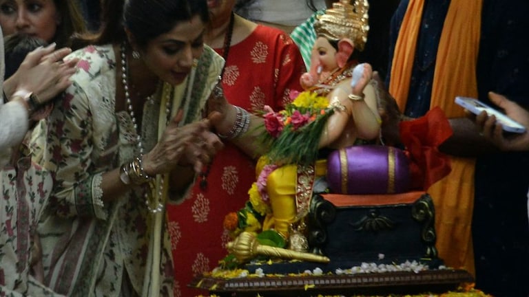 Shilpa Shetty ने दिला घरातल्या लाडक्या बाप्पाला निरोप Mumbai Tak