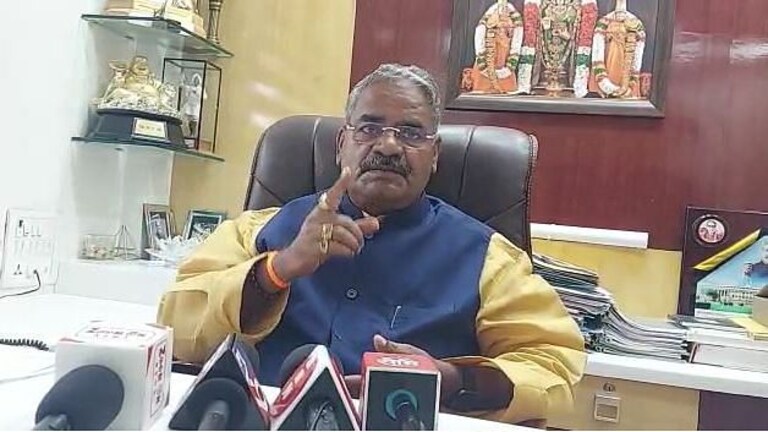 Shivsena-NCP मधला वाद पेटला ! कोल्हेंनी उंटाच्या पार्श्वभागाचा मुका घेण्याचा प्रयत्न करु नये – शिवाजीराव पाटील Mumbai Tak