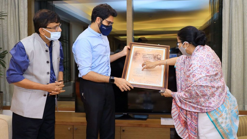 आदित्य ठाकरे आणि ममता बॅनर्जी यांच्या ‘त्या’ भेटीत काय घडलं?; राऊतांनी ‘रोखठोक’मधून उत्तर Mumbai Tak