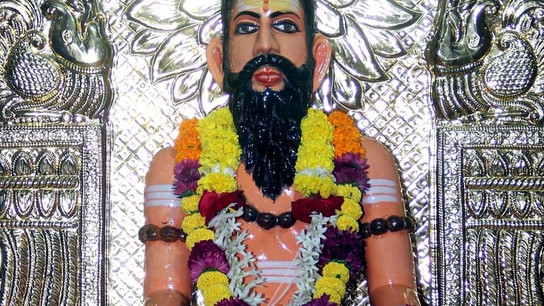 लोखंडी कढईत लज्जतदार आमटी-भाकरी, हा महाप्रसाद पाहून तुमच्या तोंडालाही सुटेल पाणी Mumbai Tak
