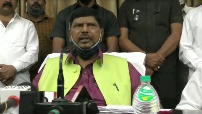 उद्धव ठाकरे काँग्रेस-राष्ट्रवादीच्या पिंजऱ्यात अडकले: रामदास आठवले Mumbai Tak
