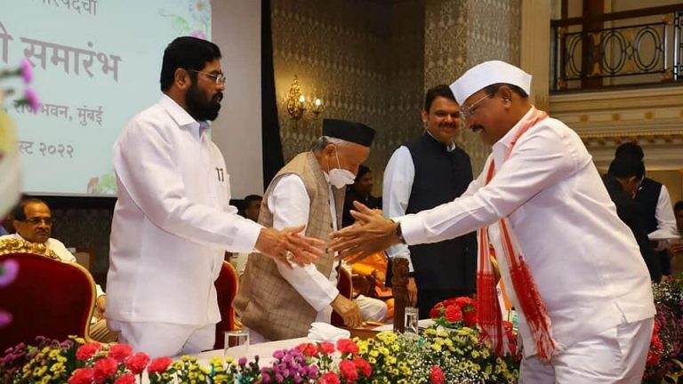 शिंदे गटाने फडणवीसांच्या दोन्ही मांड्यांवर पापाचीच ओझी ठेवली; शिवसेनेनं काय म्हटलंय? Mumbai Tak