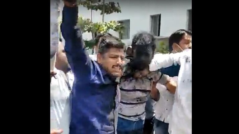 Pune: महाविकास आघाडीच्या नेत्यांबाबत आक्षेपार्ह लिखाण करणारा ‘लखोबा लोखंडे’ सापडला! Mumbai Tak