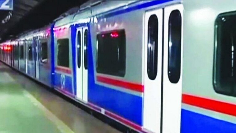 मुंबईकरांचा गारेगार प्रवास स्वस्त! एसी लोकलच्या तिकिट दरांमध्ये ५० टक्के कपात Mumbai Tak