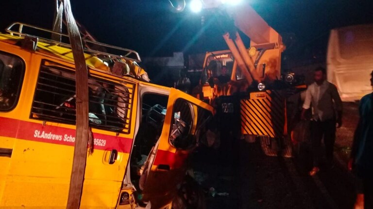 पुणे-अहमदनगर महामार्गावर कार आणि कंटेनरचा भीषण अपघात, एकाच कुटुंबातले पाच जण ठार Mumbai Tak