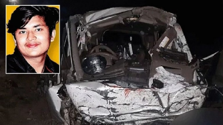 चंद्रपूर-नागपूर महामार्गावर भीषण अपघात, दोन जण ठार 15 ते 17 जण जखमी Mumbai Tak