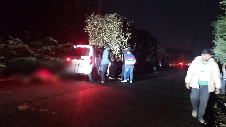 बारामतीजवळ उसाने भरलेल्या ट्रॉलीला कारची धडक, भीषण अपघातात एकाच कुटुंबातील तिघांचा मृत्यू Mumbai Tak