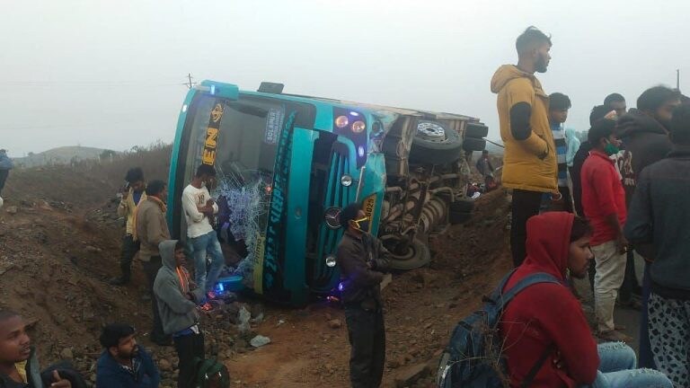 उस्मानाबाद : कंटेनर आणि कारचा भीषण अपघात, चार जण जागीच ठार Mumbai Tak