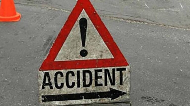 पंढरपूरला निघालेल्या वारकऱ्यांच्या गाडीला अपघात, एक ठार तर ३० जखमी Mumbai Tak