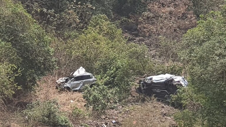 आंबा घाटात भीषण अपघात; ४०० फूट खोल दरीत कोसळली गाडी Mumbai Tak